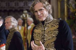 Paul Bettany como o Primeiro Ministro Lord Melbourne.