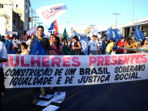 Manifestação do movimento feminista no Brasil, contando inclusive com a participação de homens.
