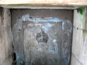 Portão Inferior da capela Imperial vandalizado. 