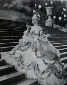 O belíssimo figurino de "Maria Antonieta" de 1938.