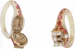 Anel pertencente a Elizabeth I, em cujo fecho se esconde a efígie da rainha e a de sua mãe. 