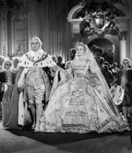 Robert Morley como Luís Augusto e Norma Shearer como Maria Antonieta na cena do casamento.
