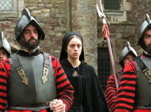 Ana Bolena (Jodhi May), a caminho da torre.