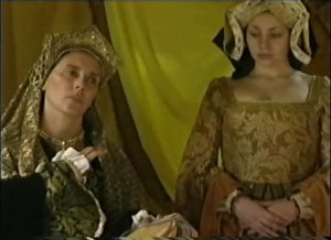 Yolanda Vazquez, como Catarina de Aragão. repare no figurino de gosto duvidoso utilizado pelos atores.