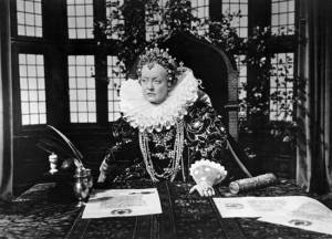 Bette Davis como Elizabeth I.