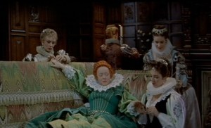 Elizabeth I (Bette Davis) e sua damas em cena de The Virgin Queen.