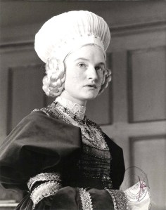 Jenny Bos, na pele da rejeitada Ana de Cleves. 