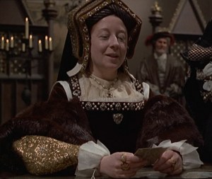 Detalhe para o figurino de Catarina de Aragão, como prova da excelente recriação das vestes dos personagens. 