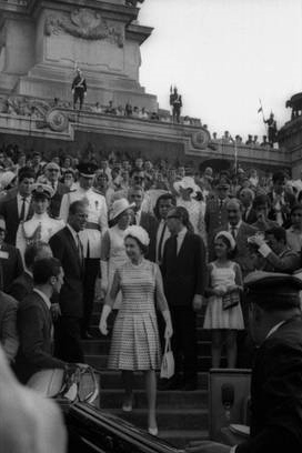 A Rainha Elizabeth II em Visita ao Monumento ao Centenário da Independência.