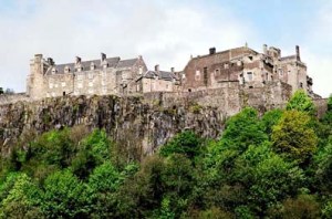 Castelo de Stirling, fortaleza erguida em terreno elevado para a qual Marie De Guise e sua filha se refugiaram. 