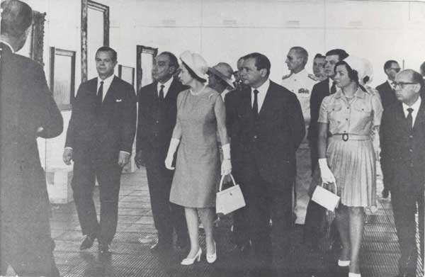 A Rainha Elizabeth II e comitiva visitando o acervo do MASP. 