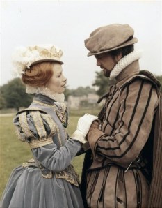 Glenda Jackson como Elizabeth I, e Daniel Massey como Robert Dudley.