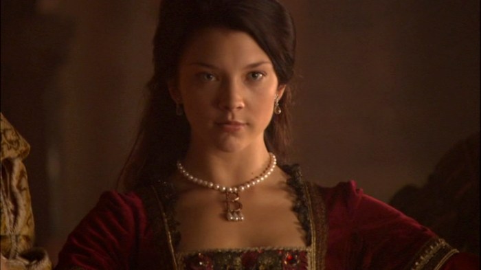 Natalie Dormer (Ana Bolena) mostra seus ótimos talentos como dançarina nesse capítulo.