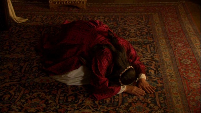 Catarina de Aragão (Maria Doyle Kennedy) cai em prantos após o rei lhe contar que queria a anulação do casamento deles.