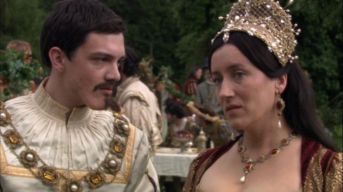 Uma confissão no ar: Catarina de Aragão (Maria Doyle Kennedy) conta ao seu sobrinho, Carlos V (Sebastian Armesto), o medo que tem de ser abandonada pelo marido. 