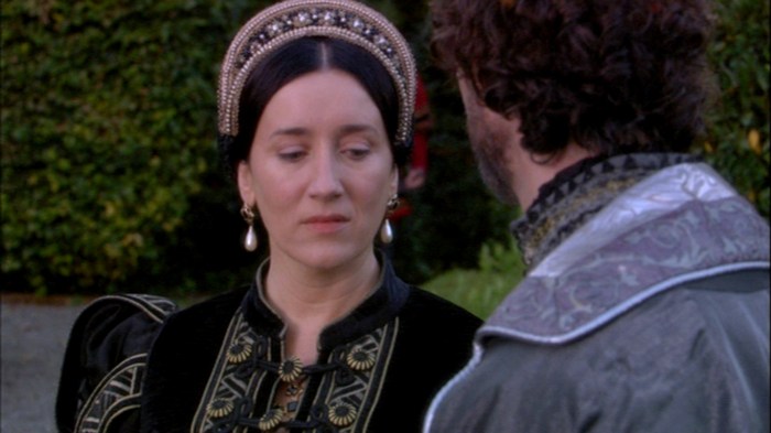 Em cena, Catarina de Aragão (Maria Doyle Kennedy) informa ao embaixador Mendoza que confia sua causa no Imperador Carlos V.