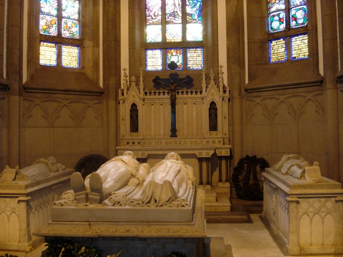 Túmulos de D. Pedro II e D. Teresa Cristina (ao centro), Princesa Isabel (esquerda) e do Conde d'Eu (direita), na Catedral São Pedro de Alcântara.