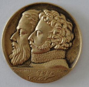 O embate entre República e Monarquia: moeda de 1972 com as efígies de Tiradentes (esquerda) e D. Pedro I (direita).