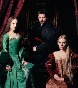 O trio principal de atores: Natalie Portman, Eric Bana e Scarlett Johansson.