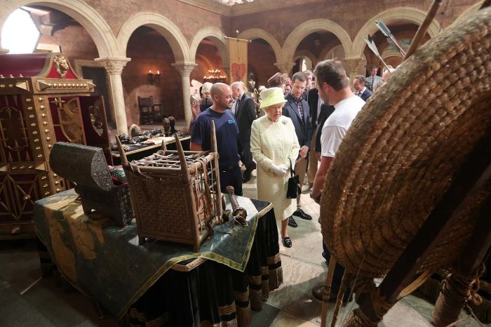 A Rainha ficou admirada com o trabalho de artesanato dos objetos que compõem o cenário da série. 