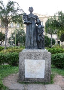 Estátua da Imperatriz D. Leopoldina, erguida em frente ao Palácio de São Cristóvão, por ocasião do bicentenário do nascimento da soberana, em 1997.