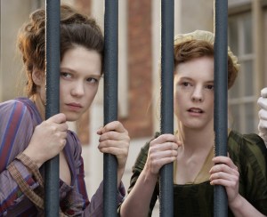 Sidonie ao lado de sua amiga, Honirine (Julie-Marie Parmentier) espiam a vida da nobreza palaciana.