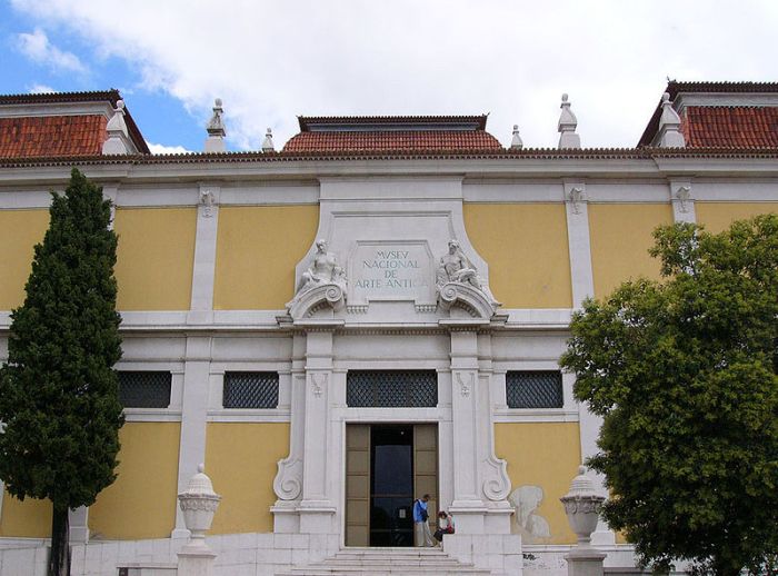 Entrada do Palácio das Janelas Verdes, atual Museu Nacional de Arte Antiga.