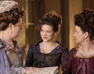 Da esquerda para a direita: Madame Bertin (Anne Benoît), Sidonie e Madame Campan (Noémie Lvovsky).