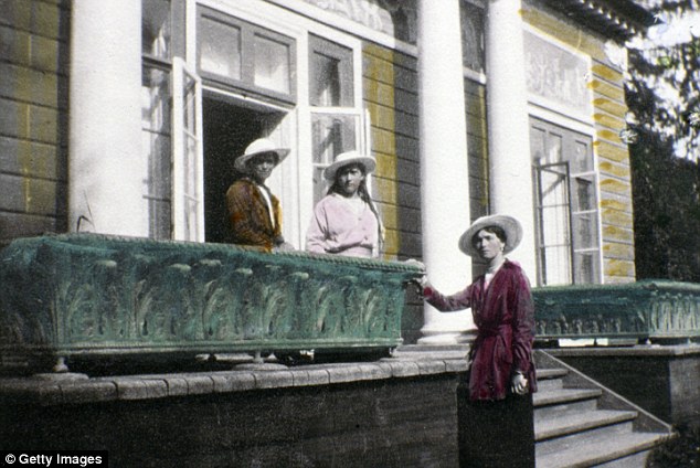 Maria, Anastásia e Olga Romanov. 
