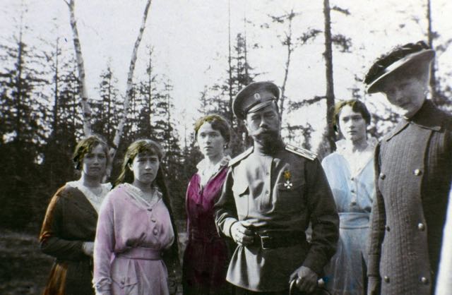 Nesta foto tirada em 1915, Nicolau e suas filhas (Maria, Anastásia, Olga e Tatiana) olham solenemente para a câmera. O czar parece estar orgulhoso em seu uniforme militar!