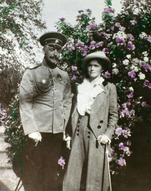 Olga Romanov e um soldado não identificado.
