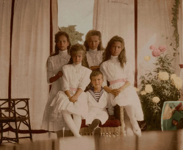 Foto digitalmente colorida dos filhos do Czar Nicolau e da Czarina Alexandra.