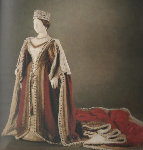 Trajes usados por Vitória no dia da sua coroação.