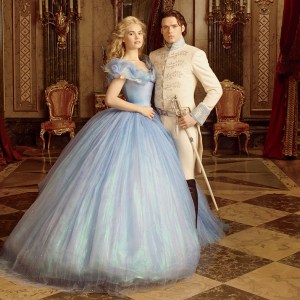 Lily Jame como Ella, e Richard Madden como o príncipe Kit.