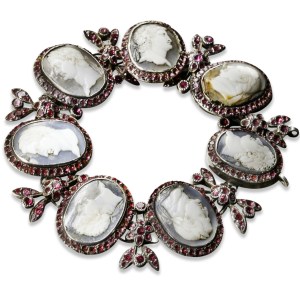 O bracelete que supostamente pertenceu à Maria Antonieta. 