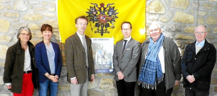 Os organizadores da exposição, da esquerda para a direita: Chantal de la Monneraye, conselheira municipal, Mélanie Billot-Toullic primeira adjunta, Vincent Denby-Wilkes, prefeito, Cyrille Boulay, curador, Marc Bonnel e Michel Boudard. 