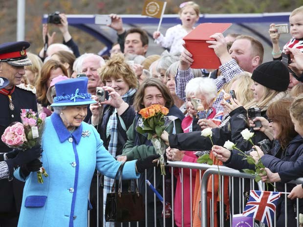 Foto de Elizabeth II tirada hoje pela manhã estação de Newtongrange, na Escócia.