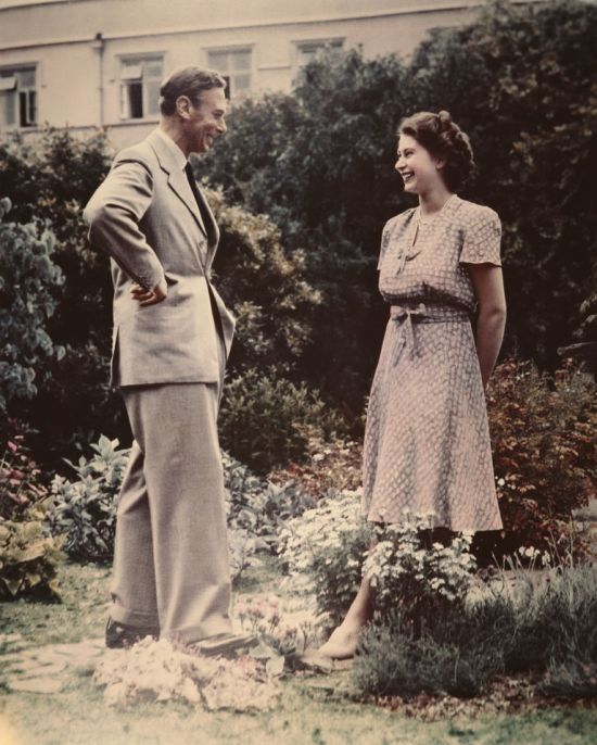 O rei George VI com sua filha e herdeira, princesa Elizabeth.
