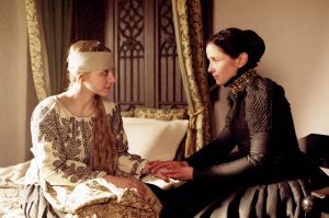 O filme sustenta a falácia de que Erzsébet usava o sangue de moças virgens como cosmético. 