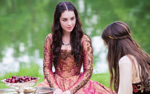 Adelaide Kane como Mary Stuart na série de televisão da CW, "Reign" (2013).