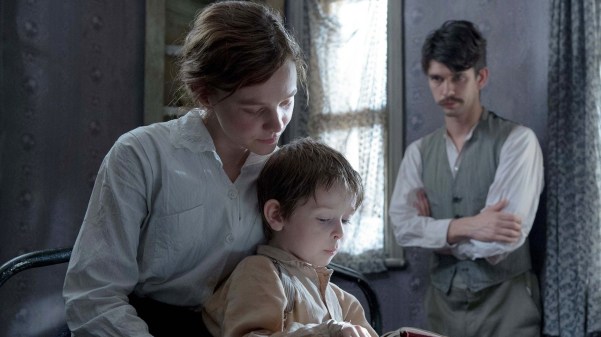 Casada e mãe de um garoto, Maud Watts (Carey Mullingan) só queria cumprir sua jornada na lavanderia e depois voltar para o aconchego do marido, Sonny (Bem Whishaw), e do filho.