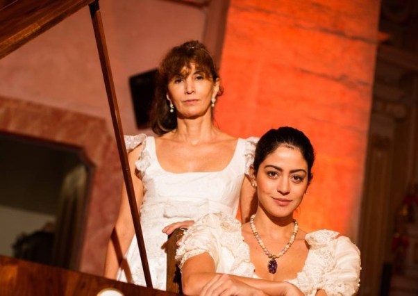 A cravista e pesquisadora musical Rosana Lanzelotte e a atriz Carol Castro, com o figurino o espetáculo “Cartas Leopoldinas”.