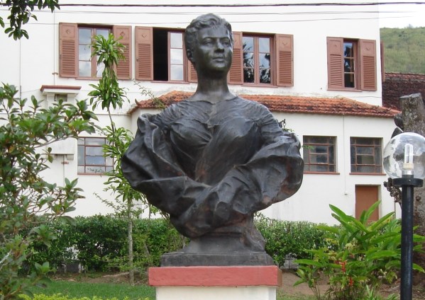 Busto de Eufrásia Teixeira Leite, nos jardins do hospital que leva o seu nome. 