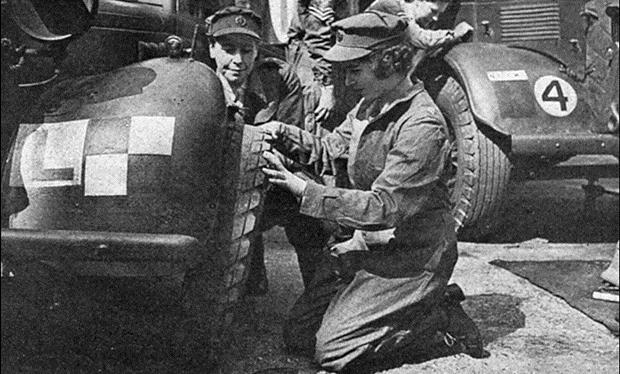 Princesa Elizabeth treinando como mecânica durante a Segunda Guerra Mundial.