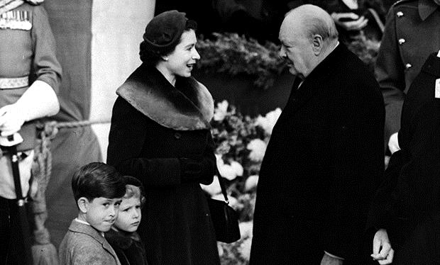 Elizabeth II com seus filhos, príncipes Charles e Ana, encontra o Primeiro Ministro, Winston Churchill, em 1953.