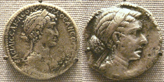 Perfil de Cleópatra VII em moedas antigas. 