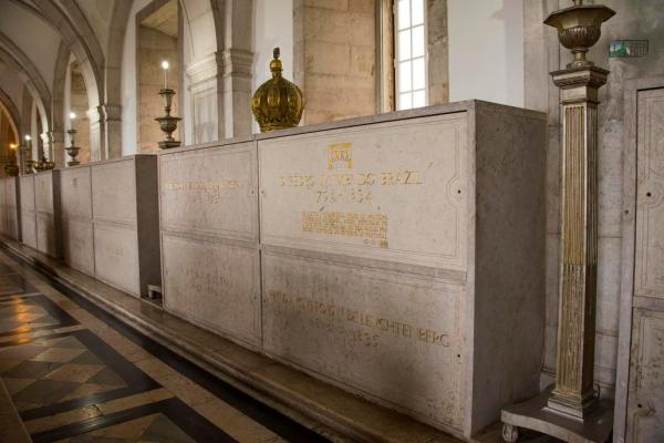 Panteão dos Bragança no Mosteiro São Vicente de Fora (Lisboa), onde estão sepultados D. João VI e Dona Carlota Joaquina.