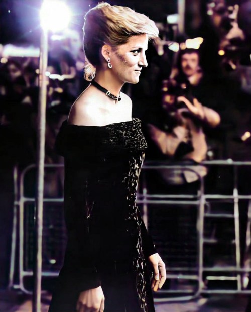 Uma das partes mais controversas da história de Diana Spencer foi a sua relação com os holofotes. Ela tanto se alimentava da imprensa, quanto a imprensa se alimentava dela.