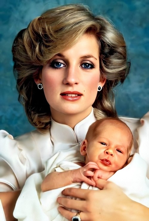 A princesa Diana com o recém-nascido príncipe Harry, em 1984.