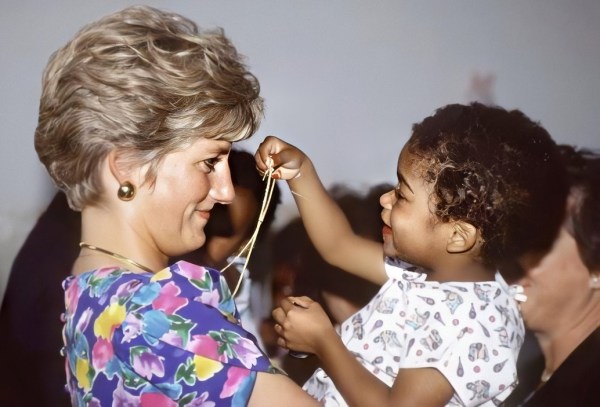 Diana abraçando um bebê soropositivo em São Paulo, Brasil.